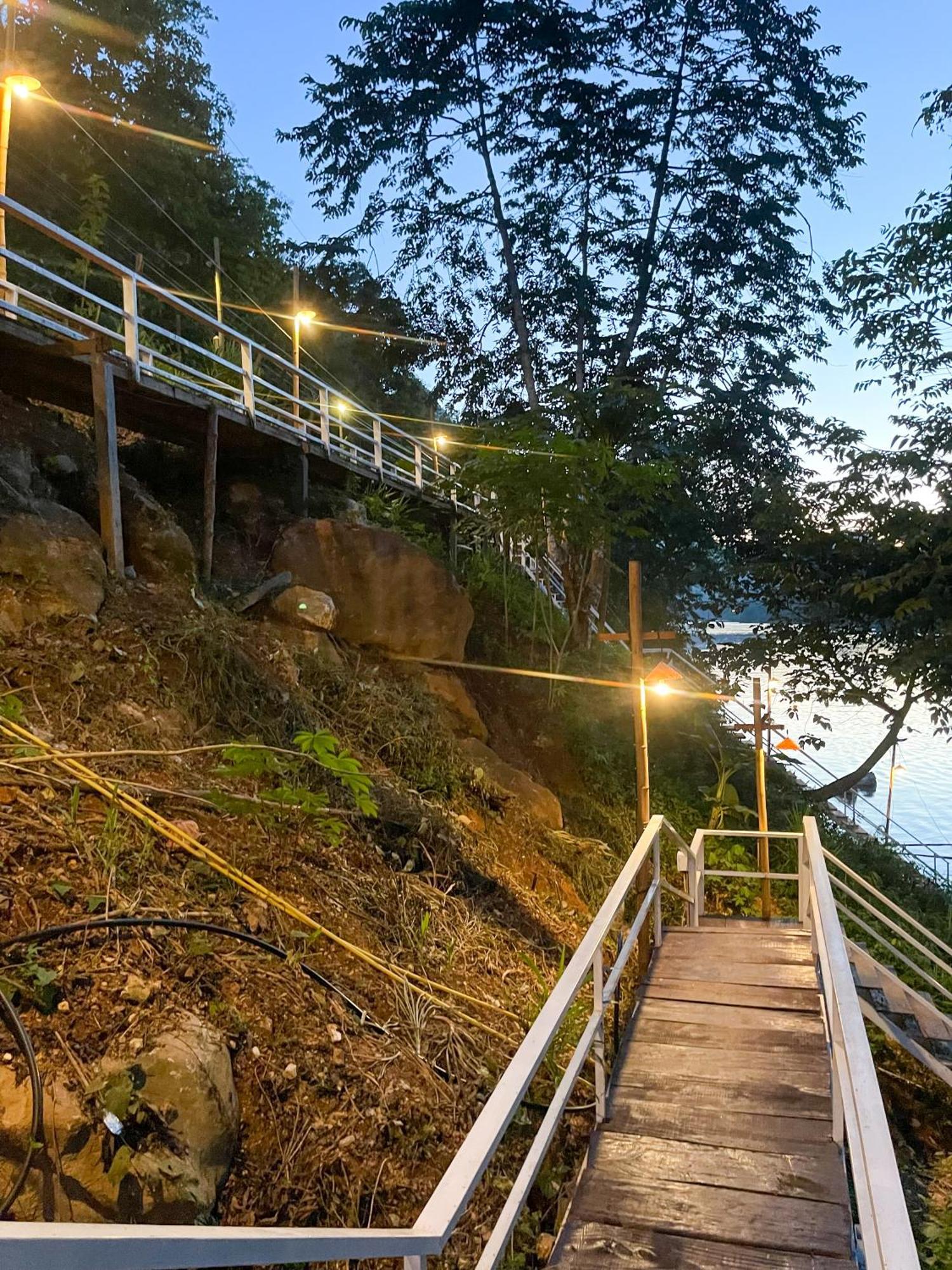 Nongkhiaw The Float House Hotel Exterior photo
