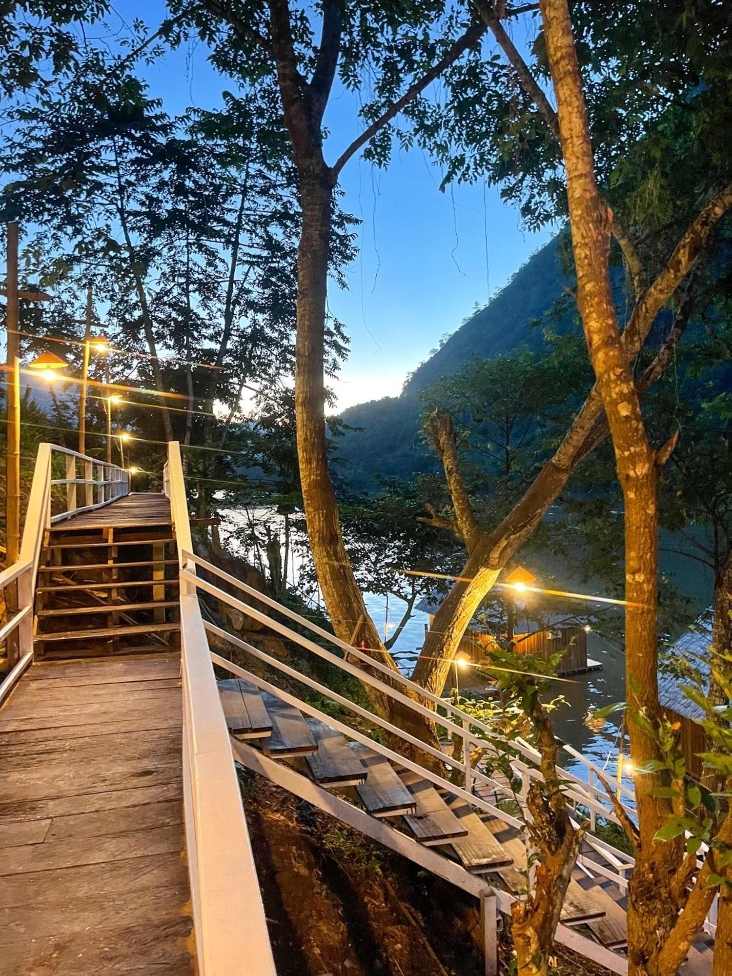 Nongkhiaw The Float House Hotel Exterior photo