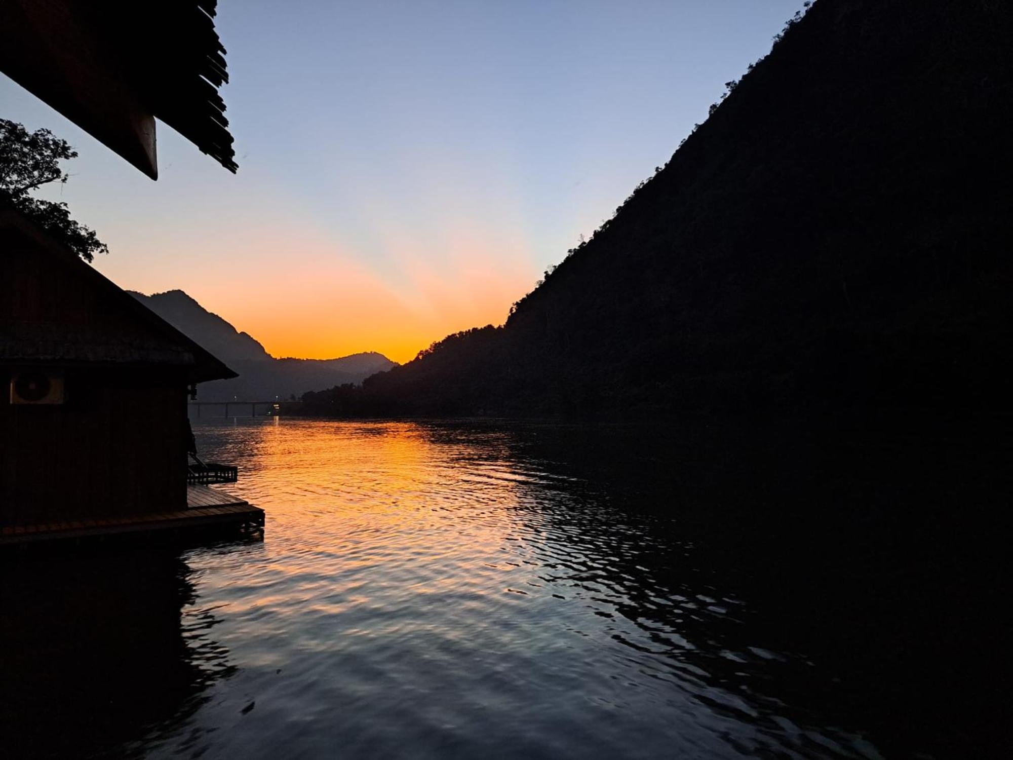 Nongkhiaw The Float House Hotel Exterior photo